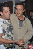 Aamir Khan, Karishma, Sonakshi watch Dabangg with Salman Khan - inditop.com10