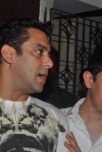 Aamir Khan, Karishma, Sonakshi watch Dabangg with Salman Khan - inditop.com14