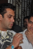 Aamir Khan, Karishma, Sonakshi watch Dabangg with Salman Khan - inditop.com15