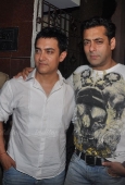 Aamir Khan, Karishma, Sonakshi watch Dabangg with Salman Khan - inditop.com18