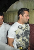 Aamir Khan, Karishma, Sonakshi watch Dabangg with Salman Khan - inditop.com19