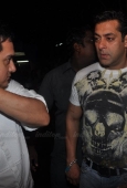 Aamir Khan, Karishma, Sonakshi watch Dabangg with Salman Khan - inditop.com21