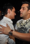 Aamir Khan, Karishma, Sonakshi watch Dabangg with Salman Khan - inditop.com23