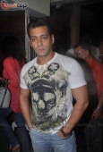 Aamir Khan, Karishma, Sonakshi watch Dabangg with Salman Khan - inditop.com3