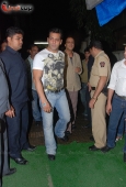 Aamir Khan, Karishma, Sonakshi watch Dabangg with Salman Khan - inditop.com37