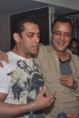 Aamir Khan, Karishma, Sonakshi watch Dabangg with Salman Khan - inditop.com9