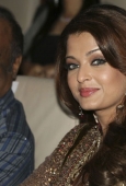 Aishwariya and rajnikant at Robo Movie Audio Launch Stills - inditop.com1