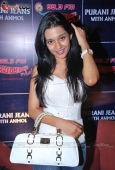 Amrita Rao at Dev Anand Jewel Thief screening 5