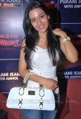 Amrita Rao at Dev Anand Jewel Thief screening 6