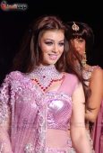 Ayesha Takia & Mugdha walks the ramp on final day of IIJW - inditop.com25