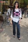 Beautiful Ayesha Takia and Shahid on location of film Pathshala - inditop.com 3