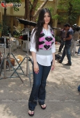 Beautiful Ayesha Takia and Shahid on location of film Pathshala - inditop.com 6