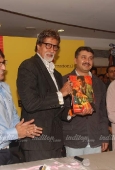 Big B launches Bollywood in posters book - inditop.com6