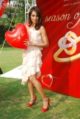 Bipasha Basu promotes Valentine Gilli collelction - inditop.com 9