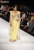 Bipasha Basu sizzles the ramp for RockyS with Queenie - inditop.com 