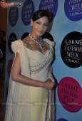 Bipasha Basu sizzles the ramp for RockyS with Queenie - inditop.com 17