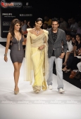 Bipasha Basu sizzles the ramp for RockyS with Queenie - inditop.com 5