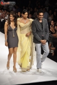 Bipasha Basu sizzles the ramp for RockyS with Queenie - inditop.com 7