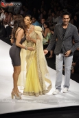 Bipasha Basu sizzles the ramp for RockyS with Queenie - inditop.com 9