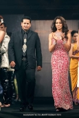 Bipasha walks the ramp for designer Azeem Khan - inditop.com 