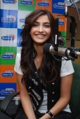 Cute Sonam Kapoor at Radio City - inditop.com3