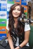 Cute Sonam Kapoor at Radio City - inditop.com4