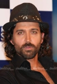 Hrithik on the sets of Faarah Khan chat show Tere Mere Beach Mein 1