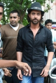 Hrithik on the sets of Faarah Khan chat show Tere Mere Beach Mein 14