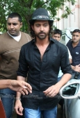 Hrithik on the sets of Faarah Khan chat show Tere Mere Beach Mein 15