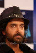 Hrithik on the sets of Faarah Khan chat show Tere Mere Beach Mein 3