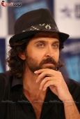 Hrithik on the sets of Faarah Khan chat show Tere Mere Beach Mein 7