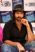 Hrithik on the sets of Faarah Khan chat show Tere Mere Beach Mein 8