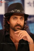 Hrithik on the sets of Faarah Khan chat show Tere Mere Beach Mein 9