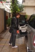 Hrithik returns from Spain - snapped with Suzanne and kids - inditop.com2