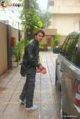 Hrithik returns from Spain - snapped with Suzanne and kids - inditop.com3