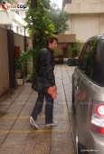 Hrithik returns from Spain - snapped with Suzanne and kids - inditop.com6