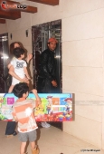 Hrithik returns from Spain - snapped with Suzanne and kids - inditop.com9