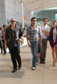 Hrithik, Barbara and Rakesh Roshan arrive after Kites promotion in Kolkata - inditop.com1