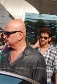 Hrithik, Barbara and Rakesh Roshan arrive after Kites promotion in Kolkata - inditop.com11