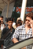 Hrithik, Barbara and Rakesh Roshan arrive after Kites promotion in Kolkata - inditop.com12