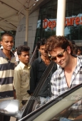 Hrithik, Barbara and Rakesh Roshan arrive after Kites promotion in Kolkata - inditop.com13