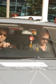 Hrithik, Barbara and Rakesh Roshan arrive after Kites promotion in Kolkata - inditop.com17