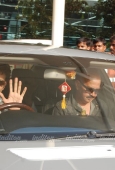 Hrithik, Barbara and Rakesh Roshan arrive after Kites promotion in Kolkata - inditop.com18