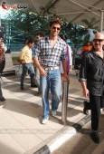 Hrithik, Barbara and Rakesh Roshan arrive after Kites promotion in Kolkata - inditop.com9