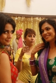 Isha Koppikar and Gul Panag clicked at Hello Darling film on location - inditop.com14