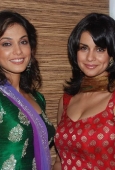 Isha Koppikar and Gul Panag clicked at Hello Darling film on location - inditop.com29