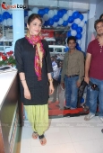 Isha Koppikar with Akanksha children at Welspun showroom - inditop.com16