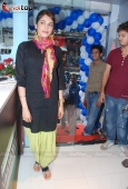 Isha Koppikar with Akanksha children at Welspun showroom - inditop.com19