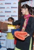 Isha Koppikar with Akanksha children at Welspun showroom - inditop.com33