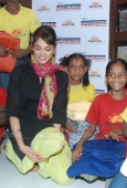 Isha Koppikar with Akanksha children at Welspun showroom - inditop.com35